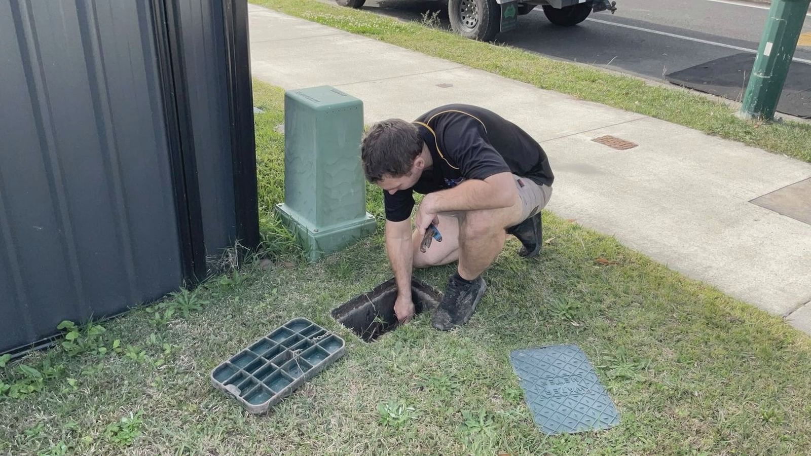 A Genies Plumbing plumber on a job